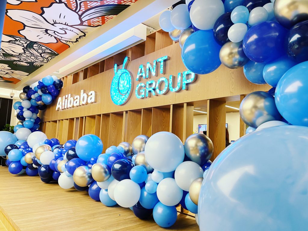 Large Organic Balloon Garland with 3 Shades of Blue scaled