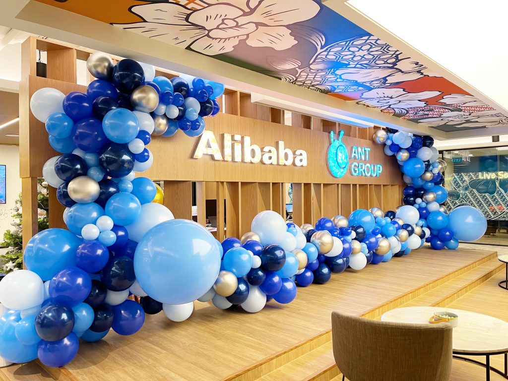 Organic Balloon Garland in Three Shades of Blue scaled