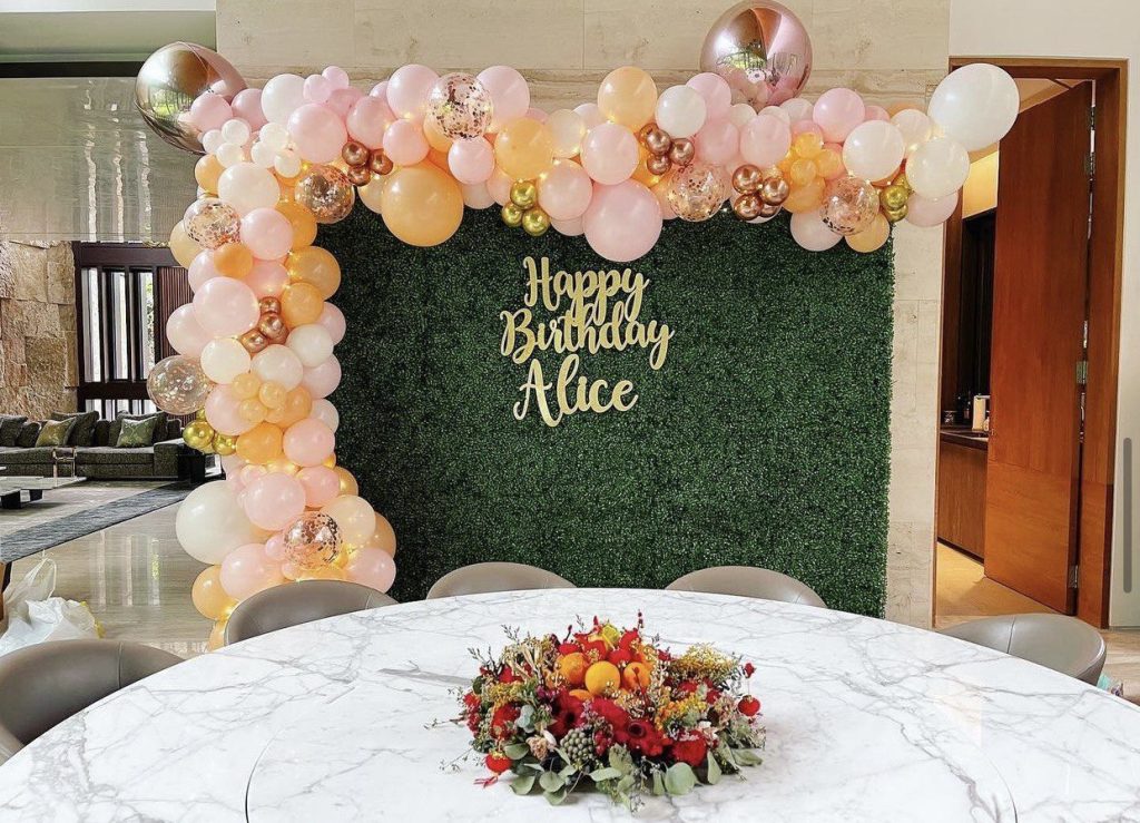 Party Balloon Backdrop with 1 Large Green Grass Panel