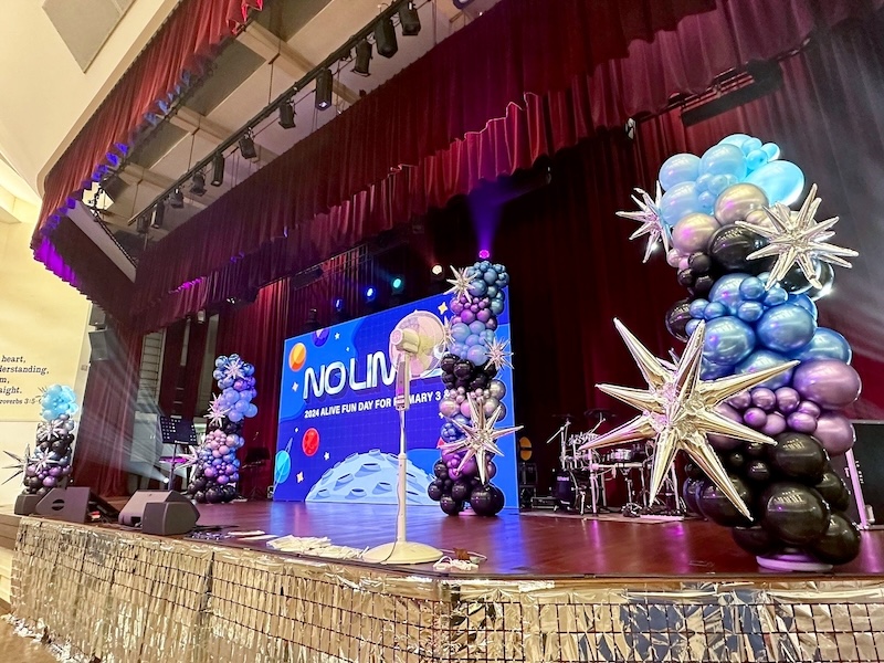 Organic spiky column stage decor