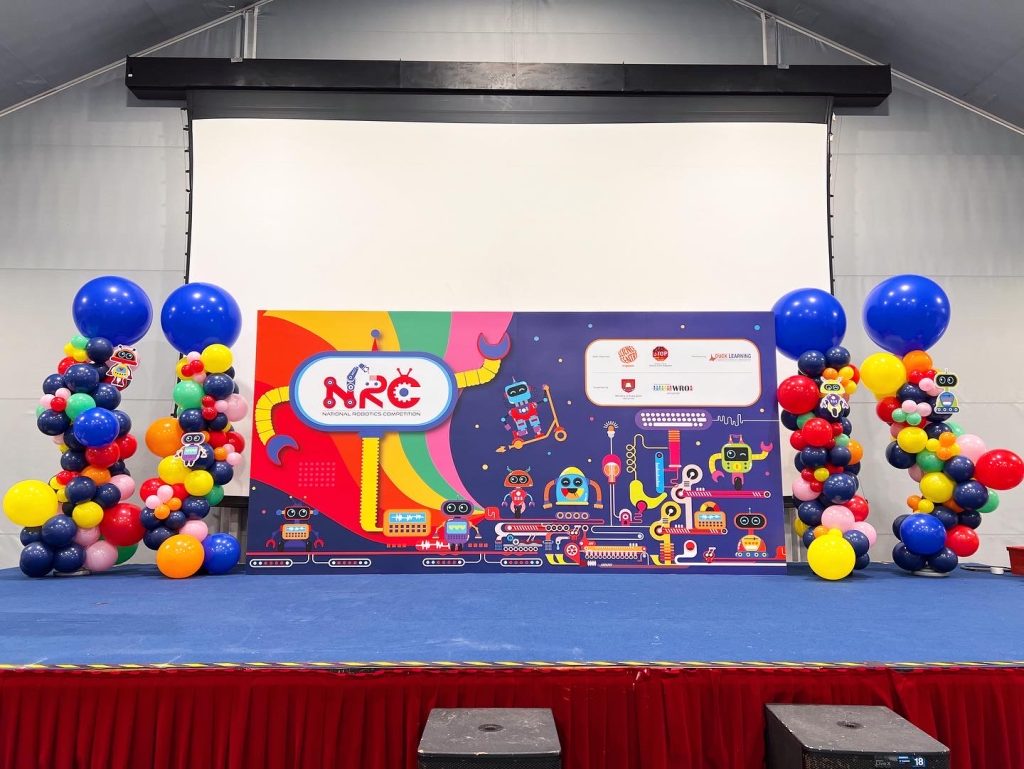Stage Organic Balloon Pillars Decor