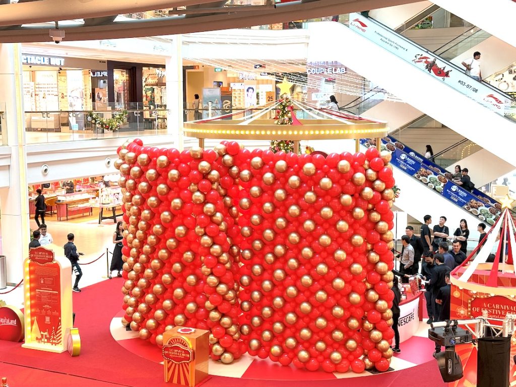 Unveailing balloon wall launch mechanism
