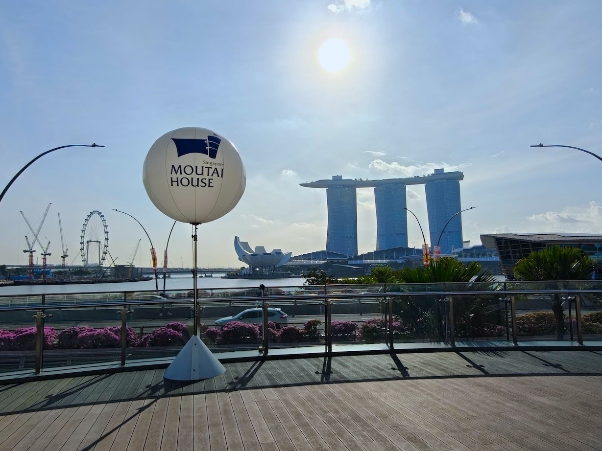 branded advertising balloon moutai house marina bay singapore