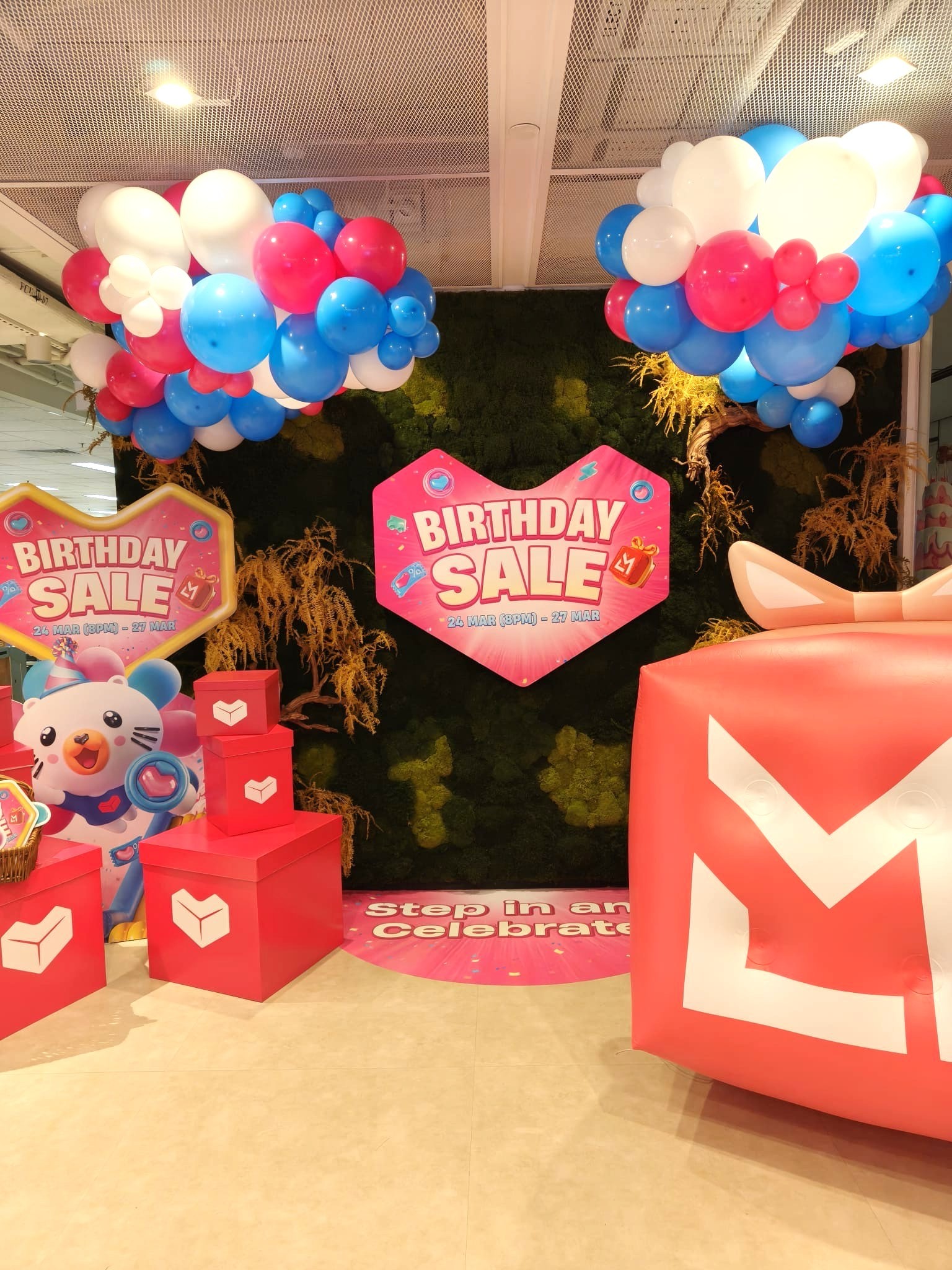 Balloon Decorations Singapore: Hidden Costs Breakdown & Price Transparency Guide 12 Organic balloon arch for birthday sale mall event in Singapore