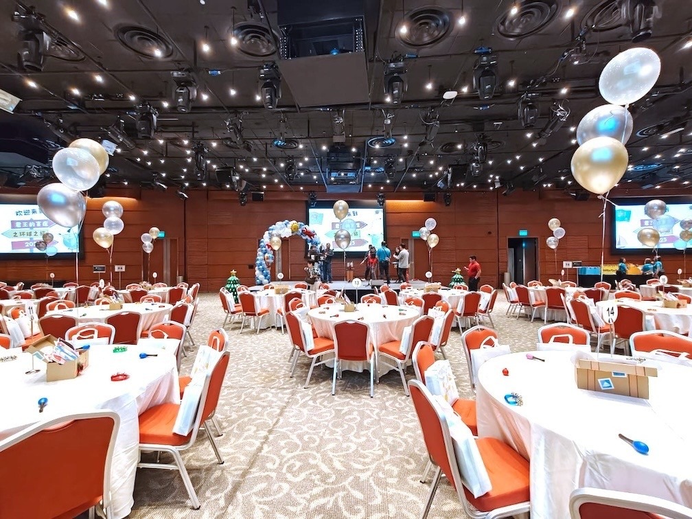 Helium Balloons Singapore: Complete 2026 Guide to Prices, Packages & Delivery 4 Helium balloon table centrepieces at a corporate dinner event in Singapore