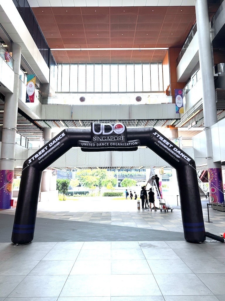 Where to Rent Custom Inflatables in Singapore: Top Picks for 2026 3 Custom inflatable arch rental at event entrance in Singapore