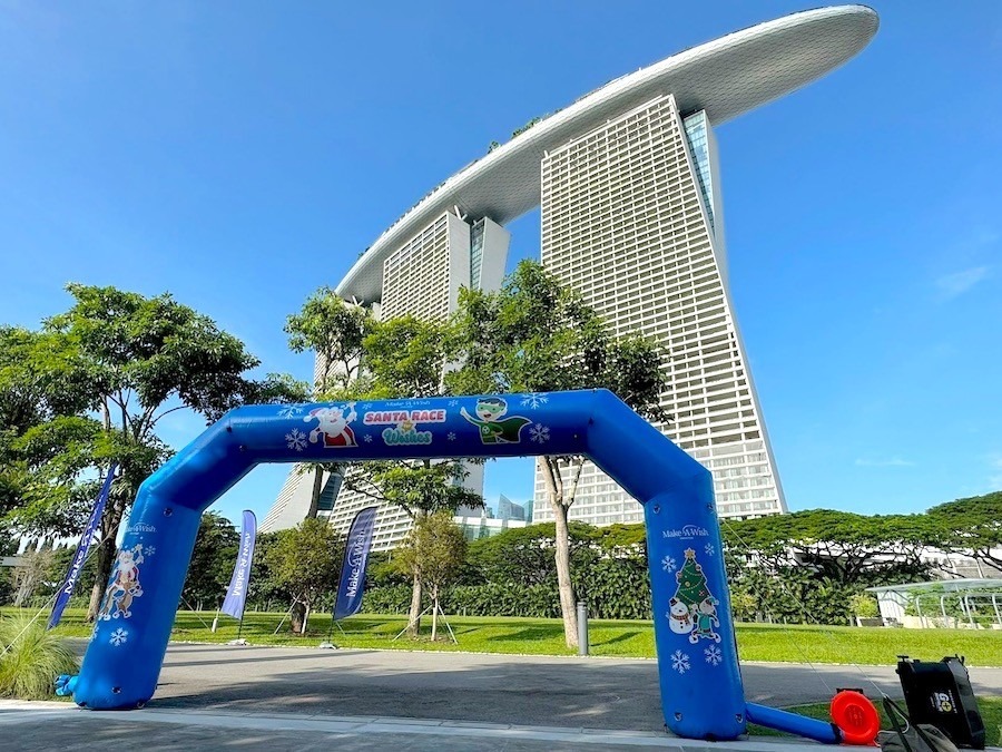 Where to Rent Custom Inflatables in Singapore: Top Picks for 2026 5 Custom inflatable arch at Santa Race Marina Bay Sands Singapore