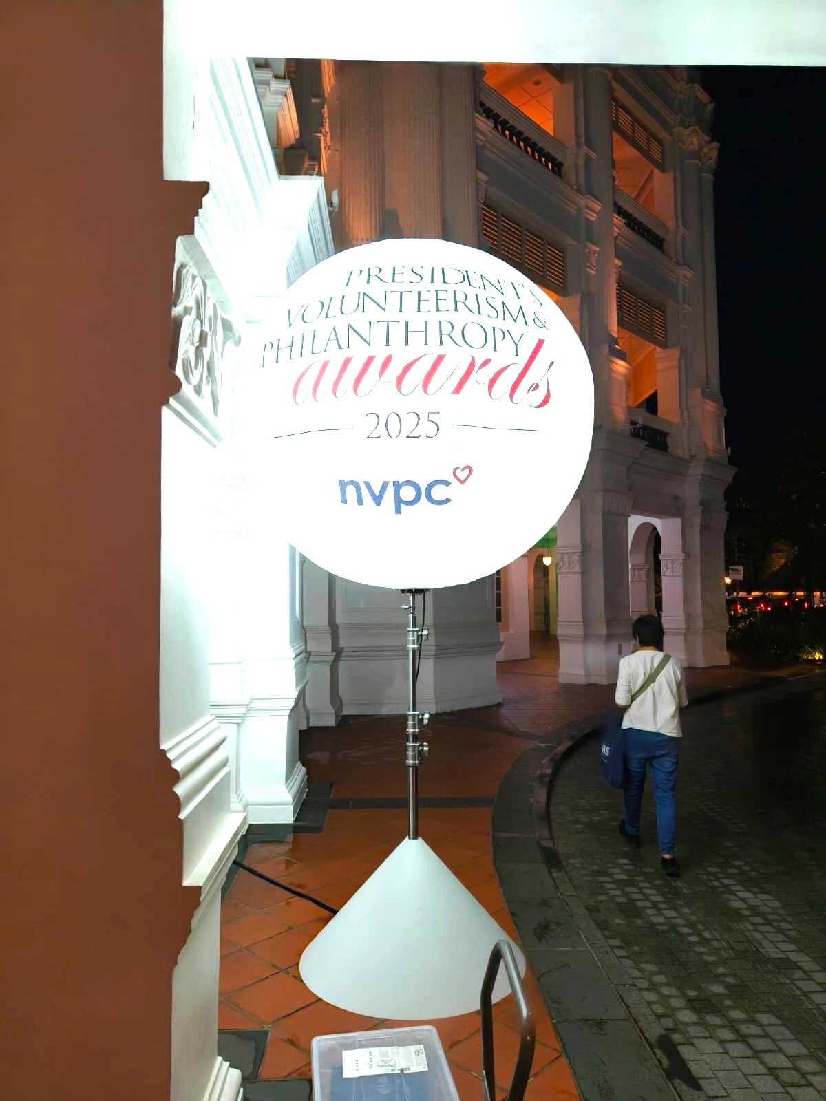 How to Plan a Lighted Balloon Stand for a Corporate Event in Singapore: A Step-by-Step Guide 4 Lighted balloon stand at a corporate awards ceremony in Singapore