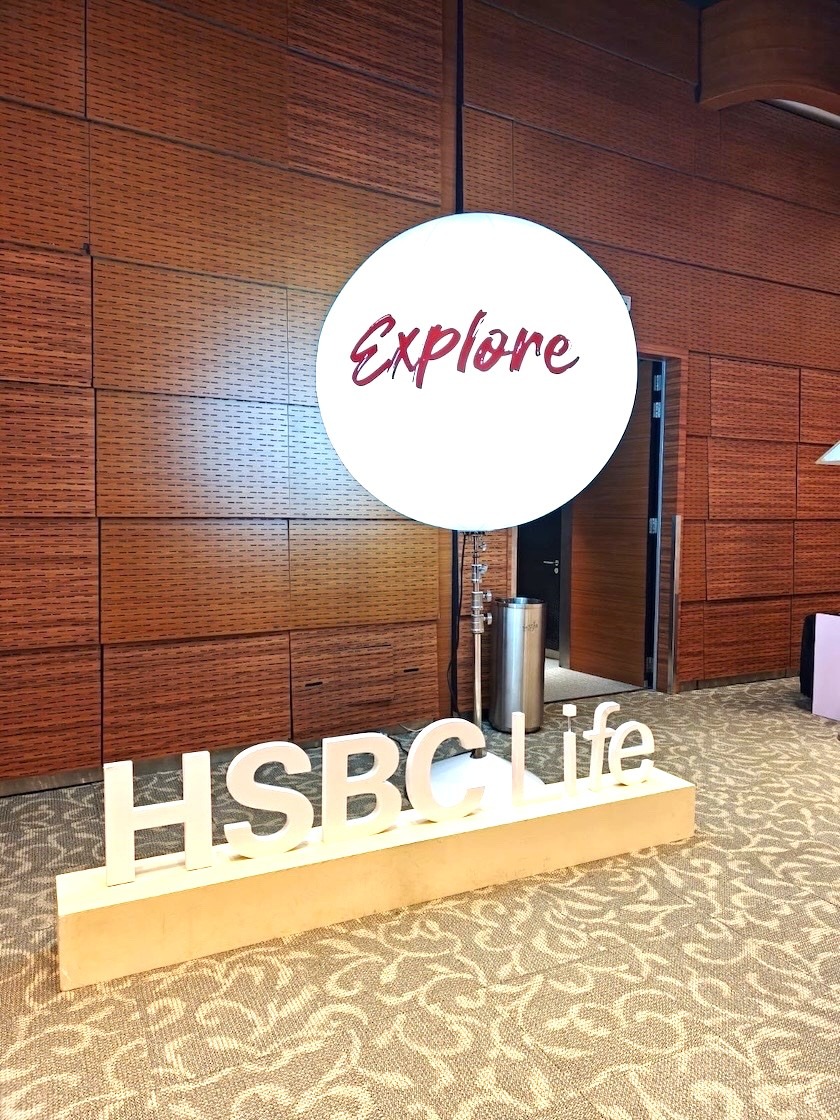 How to Plan a Lighted Balloon Stand for a Corporate Event in Singapore: A Step-by-Step Guide 7 Lighted balloon stand at an HSBC corporate event in Singapore