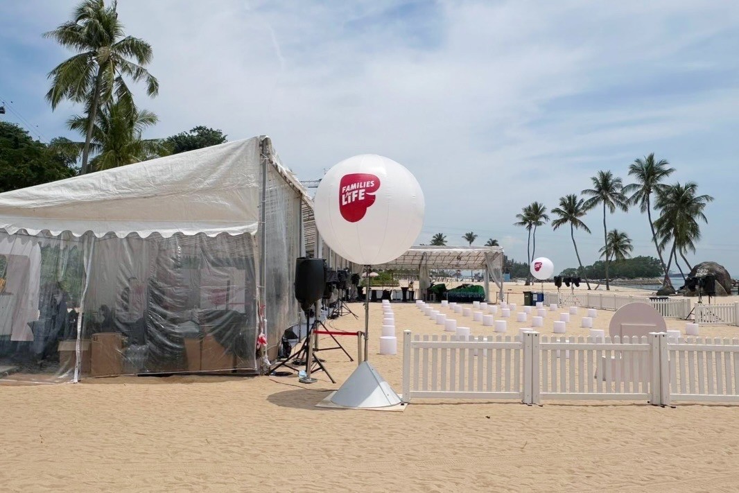 The Most Popular Advertising Balloon Singapore Looks Trending at Events in 2026 11 Branded advertising balloon at beach corporate event in Singapore